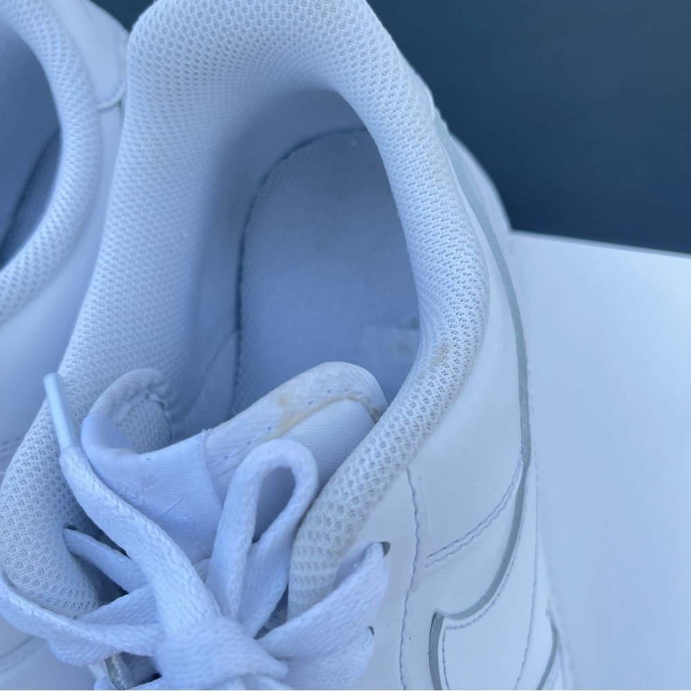 Nike Air Force 1 Men’s Size 10.5 White Athletic Lifestyle Shoes Sneakers - Picture 5 of 9